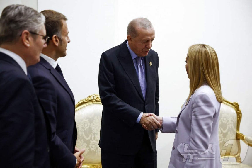 13일(현지시간) 이집트 샤름 엘셰이크에서 열린 가자지구 평화회의에 참석한 레제프 타이이프 에르도안 튀르키예 대통령이 조르자 멜로니 이탈리아 총리와 악수하고 있다. ⓒ AFP=뉴스