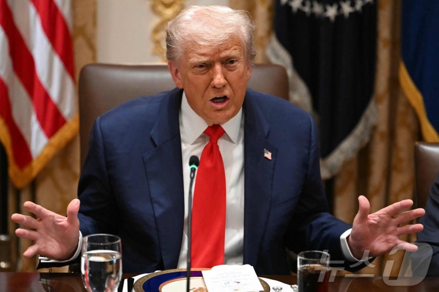 도널드 트럼프 미국 대통령이 14일(현지시간) 하비에르 밀레이 아르헨티나 대통령과의 정상회담에서 말하고 있다. 2025.10.14. ⓒ AFP=뉴스1