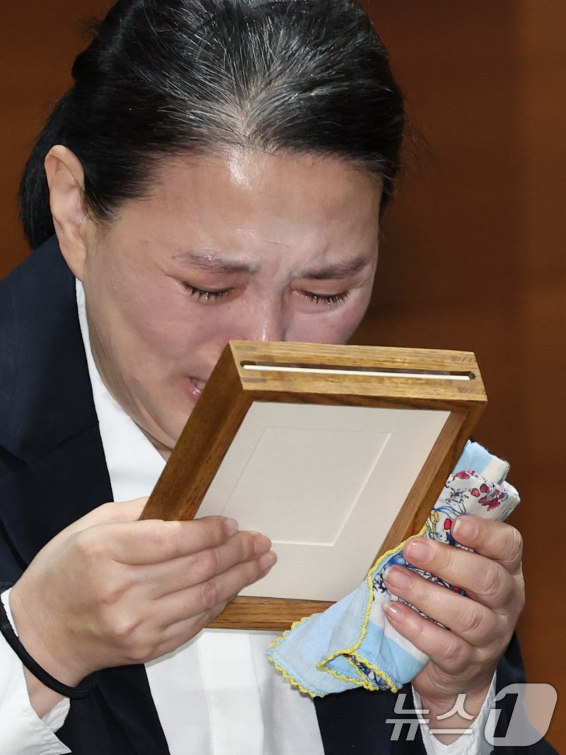MBC, 故<b>오요안나</b>에 <b>명예사원증</b> 전달하고 대국민사과…母 오열(종합)
