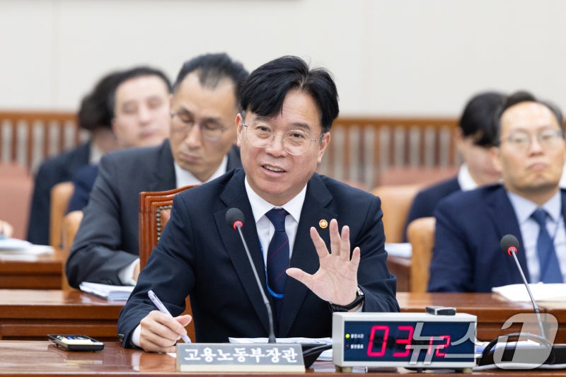 노동장관 "<b>노란봉투법</b>이 애매모호? <b>보완입법</b> 검토…시행령 개정도 추진...
