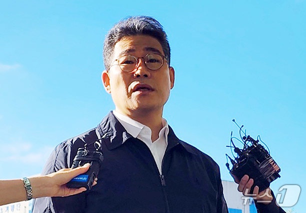 동부지검 마약 외압 수사 합수팀에 파견 지시를 받고 첫 출근한 백해룡 경정이 16일 서울 동부지검에서 취재진 질문에 답하고 있다. 2025.10.16/뉴스1 ⓒ News1 권진영 기자