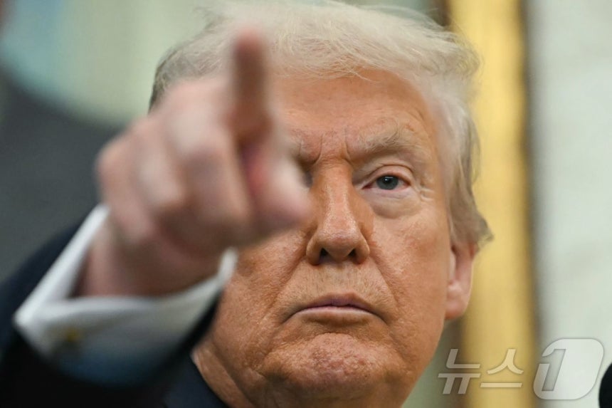 도널드 트럼프 미국 대통령이 15일(현지시간) 워싱턴DC 백악관에서 연 기자회견 중 질문자를 지명하고 있다. 2025.10.15. ⓒ AFP=뉴스1 ⓒ News1 류정민 특파원