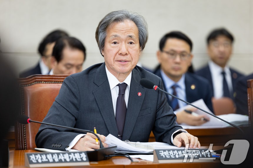 정기석 국민건강보험공단 이사장이 17일 서울 여의도 국회에서 열린 보건복지위원회의 국민건강보험공단 등에 대한 국정감사에서 의원 질의에 답하고 있다. 2025.10.17/뉴스1 ⓒ 