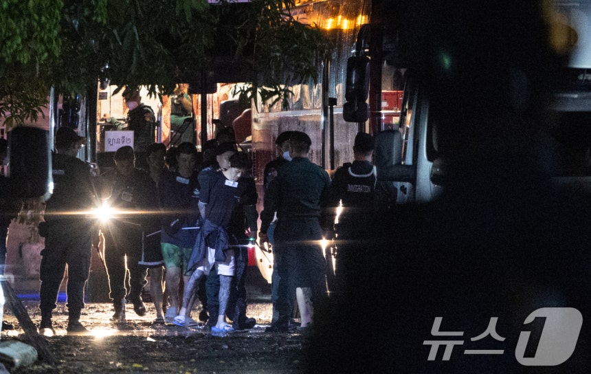 캄보디아 당국의 범죄단지 단속으로 적발돼 현지 유치장에 구금됐던 한국인들이 17일(현지시간) 캄보디아 프놈펜 이민청에서 태초국제공항으로 이동을 위해 버스를 탑승하고 있다. 2025