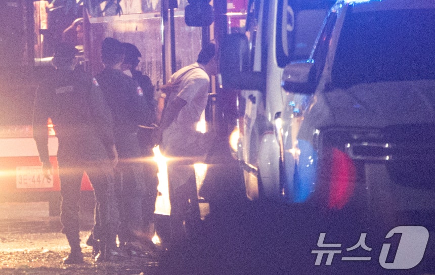 캄보디아 당국의 범죄단지 단속으로 적발돼 현지 유치장에 구금됐던 한국인들이 17일(현지시간) 캄보디아 프놈펜 이민청에서 태초국제공항으로 이동을 위해 버스를 탑승하고 있다. 2025