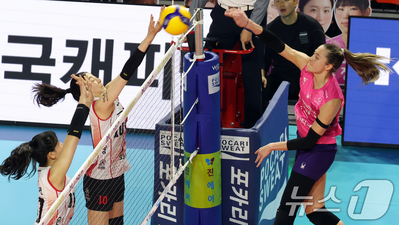 '레베카 28점' 흥국생명, '<b>김연경 은퇴식</b>' 앞둔 개막전서 정관장 제압