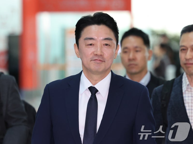 <b>강훈식</b> 비서실장, <b>방산</b> 특사로 <b>유럽</b> 출국 "<b>K방산</b> 4대 강국 위해 노력"