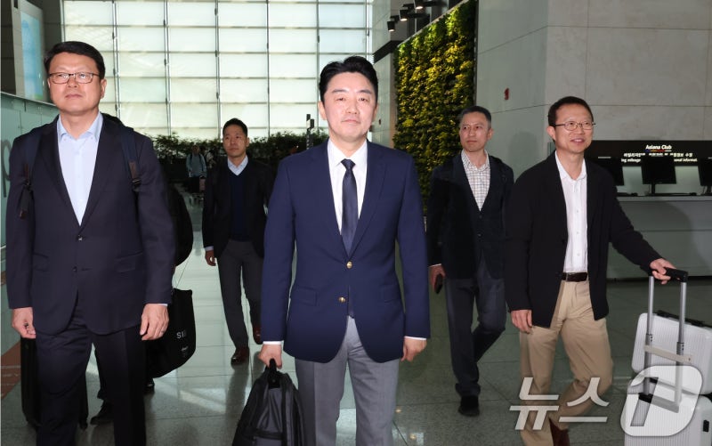 <b>강훈식</b> 전략경제<b>협력 특사</b>, <b>방산</b> 수주 위해 유럽행