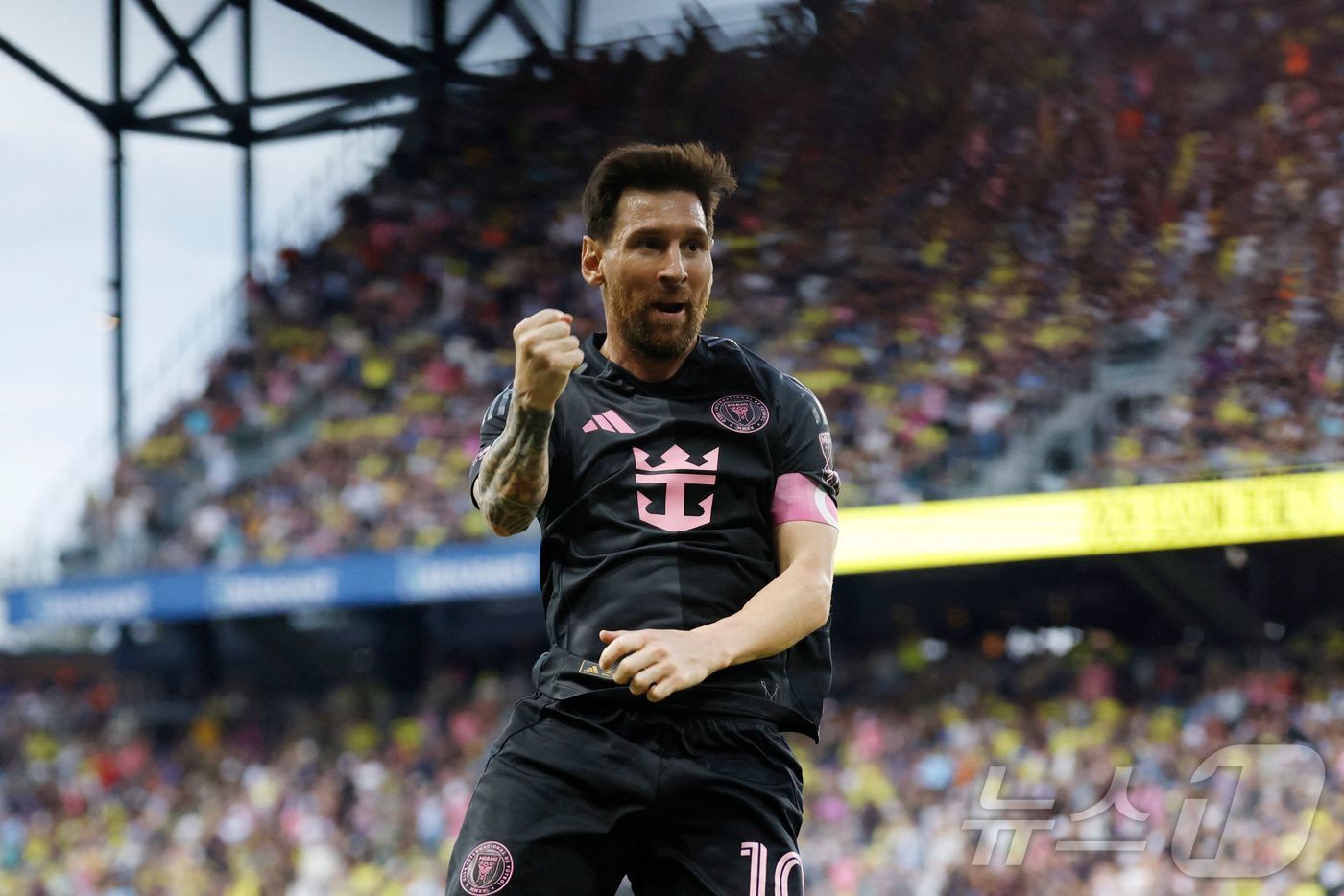 <b>메시</b>, 정규리그 최종전 해트트릭…'29골'로 <b>MLS</b> 첫 <b>득점왕</b>(종합)