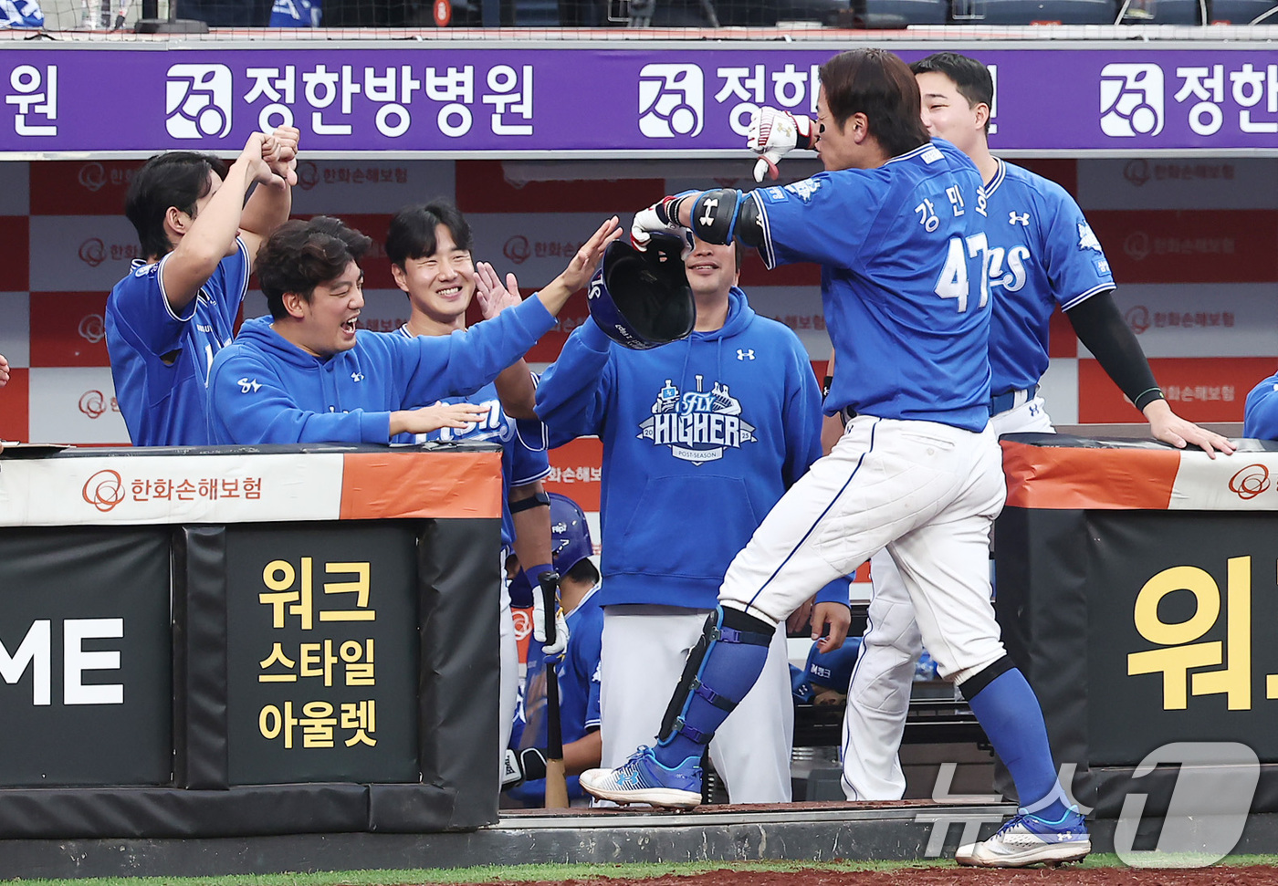 투런포 <b>강민호</b>, PO 최고령 <b>홈런</b>