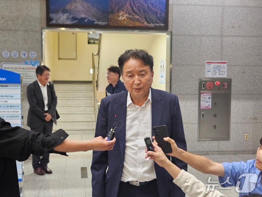 경찰 조사 받고 나온 김영환 충북지사.2025.10.19/뉴스1 이재규 기자