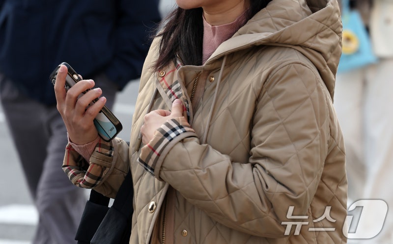 '기온 뚝' 바람 불어 체감온도 더 낮아…강원산지엔 첫 눈(종합)