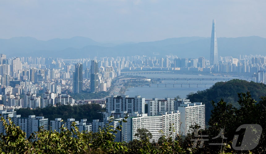Apartment complexes viewed from Namsan, Jung-gu, Seoul. 2025.10.19/News1 ⓒ News1 Kim Jin-hwan