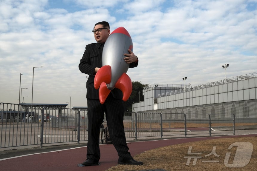 미사일 모형을 들고 포즈를 취한 짝퉁 김정은 하워드 X. 2025.01.20 ⓒ 로이터=뉴스1 ⓒ News1 이지예 객원기자