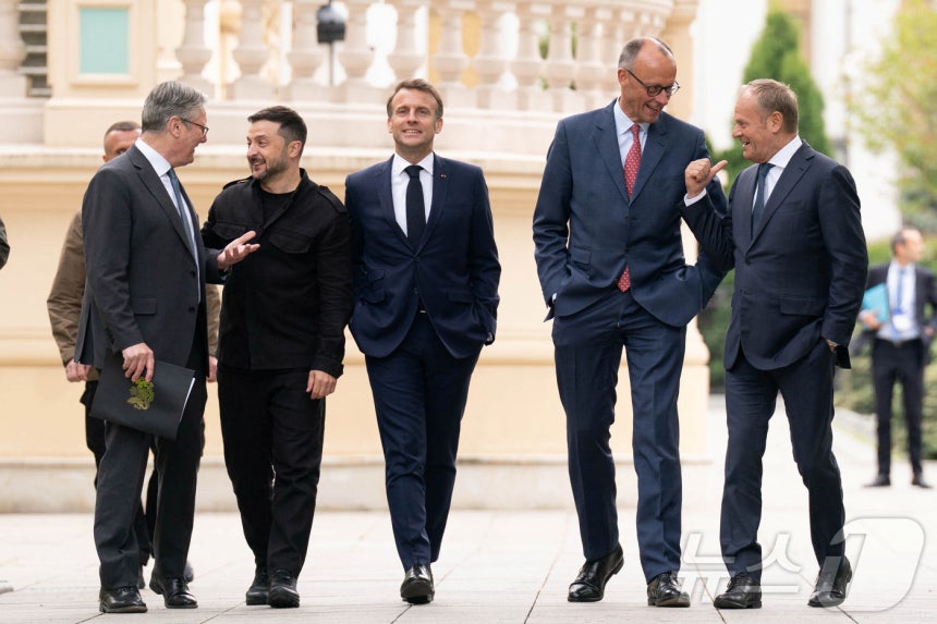 우크라이나 대통령궁에서 만난 유럽 정상들. 왼쪽부터 키어 스타머 영국총리, 볼로디미르 젤렌스키 우크라이나 대통령, 에마뉘엘 마크롱 프랑스 대통령, 프리드리히 메르츠 독일 총리, 도