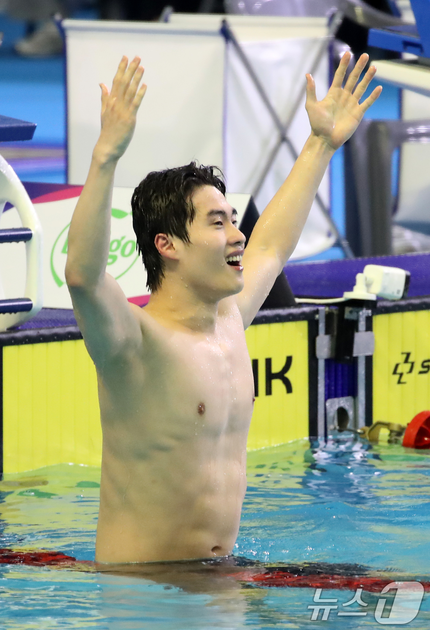 <b>황선우</b>, 사흘 연속 <b>신기록</b> 행진…개인혼영 200m·계영 400m 한국新