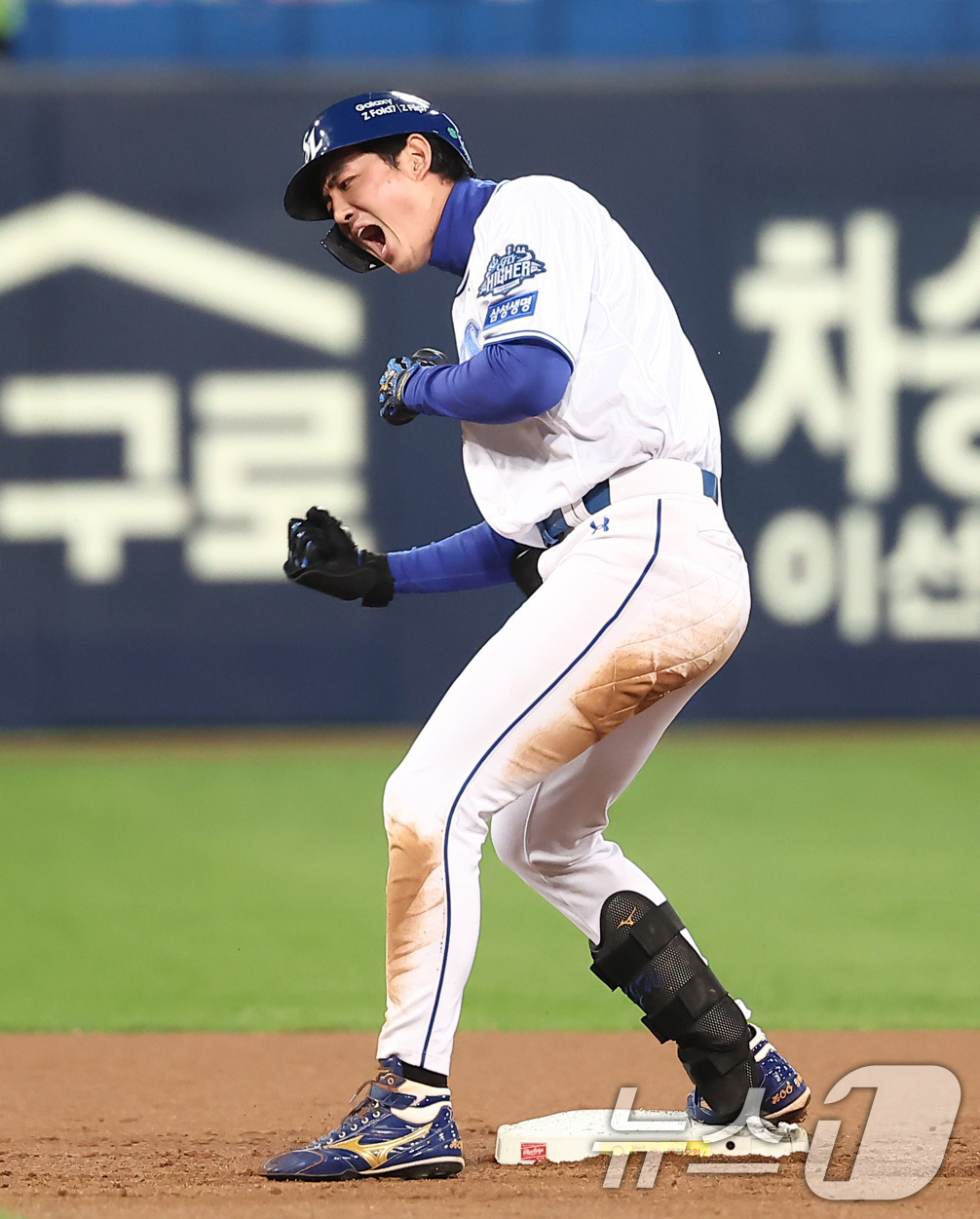 <b>2루타</b> <b>구자욱</b>, 힘찬 사자의 포효
