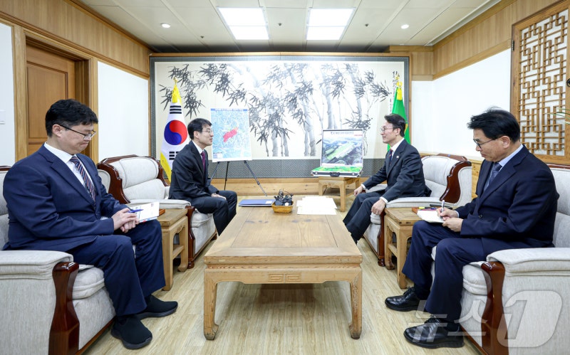 김민석 국무총리, <b>대구시 현안</b> 사업 <b>논의</b>