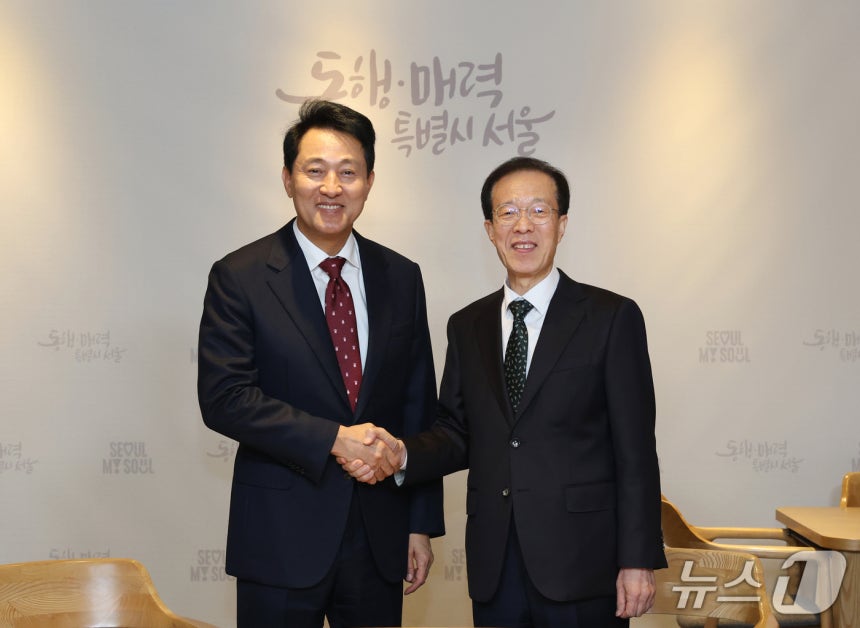 이석연 국민통합위원회 위원장은 22일 오세훈 서울시장을 면담하고 국민통합에 대한 조언과 협력을 요청했다.(국민통합위원회 제공) 2025.10.22/뉴스1 ⓒ News1 한병찬 기자