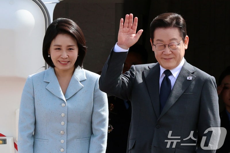 <b>김혜경 여사</b>, 미혼모 '가족사진' 이야기에 눈시울…"작은 힘 보태겠다"