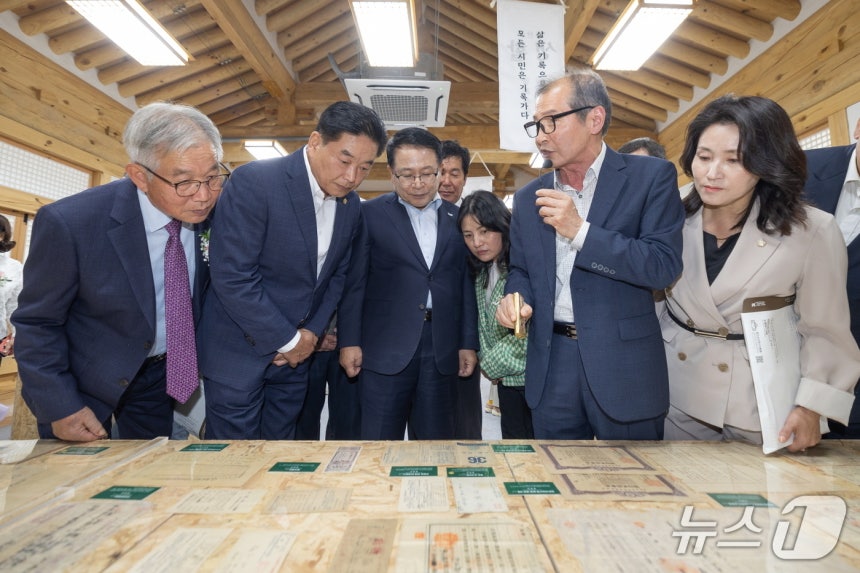 정헌율 익산시장(가운데)과 김경진 익산시의회 의장(왼쪽 두번째) 등이 23일 마동공원 익산생활문화센터에 전시된 '제5회 익산시 민간기록물 수집 공모전 전시회' 기록물을 감상하고 있