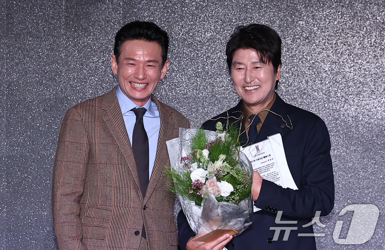송강호, 박찬욱 <b>아름다운예술인상</b> 대리 수상…<b>안효섭</b> 신인<b>예술인상</b>(종...