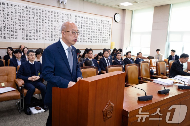 [<b>국감</b>]인사말하는 <b>조원철 법제처장</b>