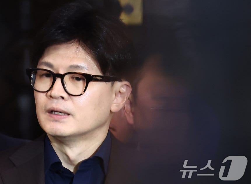 한동훈 국민의힘 대표를 비롯한 의원들이 4일 새벽 서울 여의도 국회 본회의장 앞에서 윤석열 대통령의 비상계엄 해제 대국민담화 관련 입장 발표를 하고 있다. 2024.12.4/뉴스1 ⓒ News1 김민지 기자