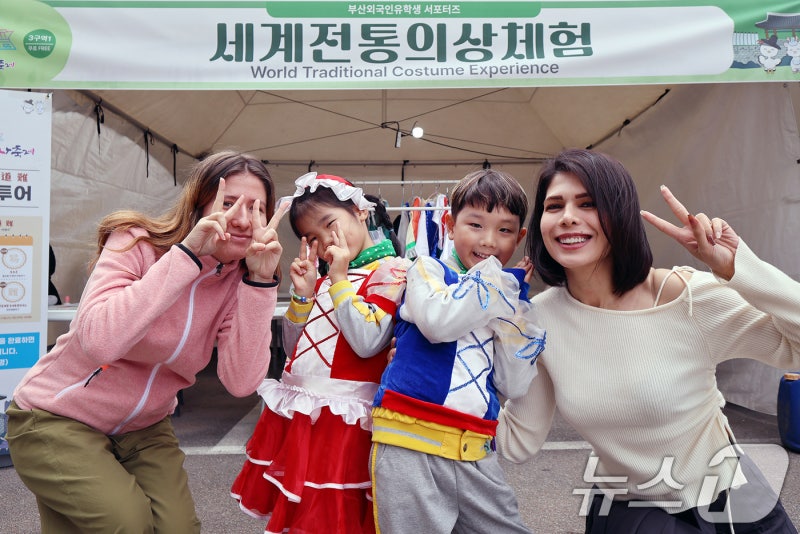 외국인 관광객 사로잡은 <b>동래읍성역사축제</b>
