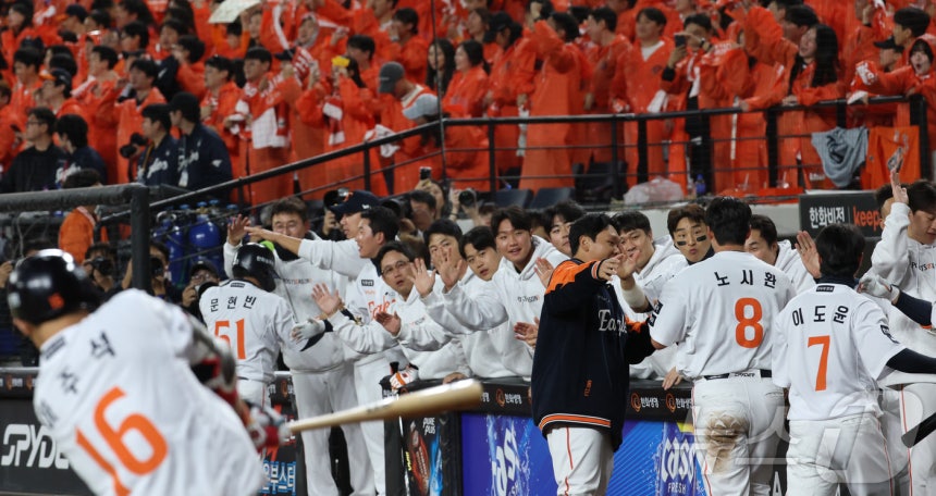 24일 대전 한화생명볼파크 열린 프로야구 2025 신한 SOL뱅크 KBO 플레이오프 5차전 삼성 라이온즈와 한화 이글스의 경기에서 한화 채은성의 5회말 무사 2,3루에서 2타점 안