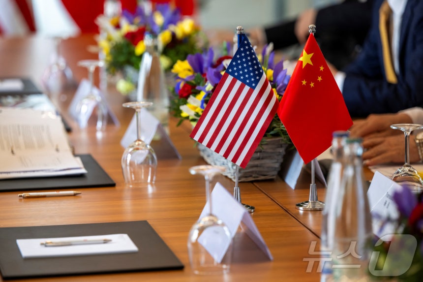 미국 성조기와 중국의 오성홍기가 5월 10일 스위스 제네바에서 열린 미국과 중국의 양자 고위급 무역 회담 중 협상 테이블에 놓여 있는 모습. 양국은 이날 관세 문제와 비관세 장벽 