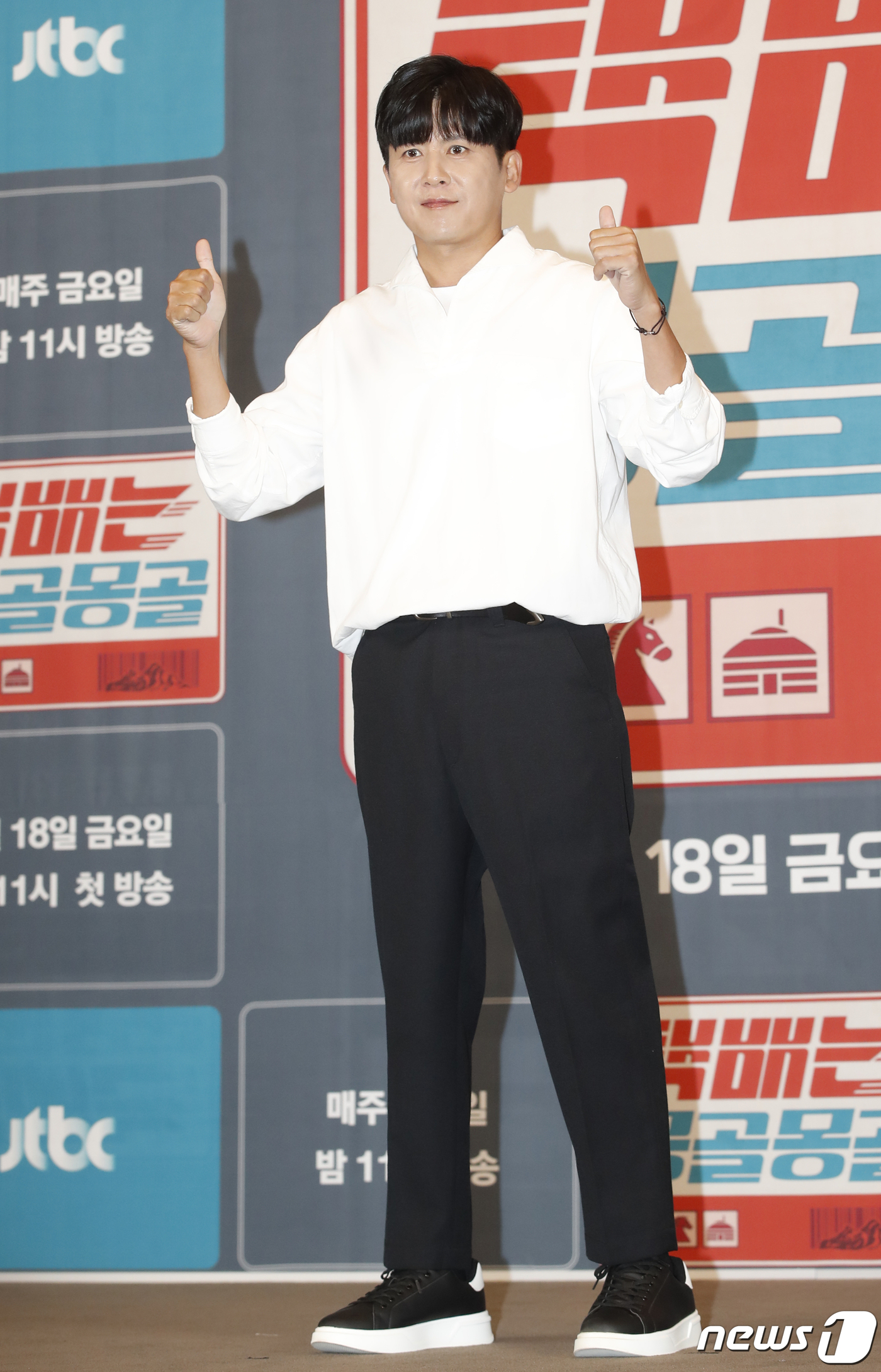 <b>홍경민</b>, 故 <b>신해철</b> 11주기 앞두고 묘소 찾아 <b>추모</b> "늘 진심으로 고마워...