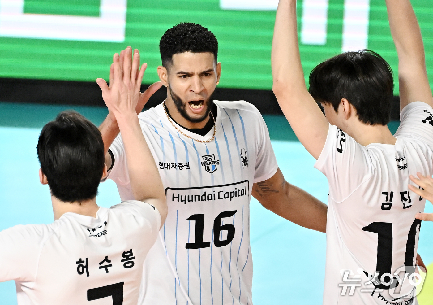 '<b>레오 트리플크라운</b>' <b>현대캐피탈</b>, 삼성화재 꺾고 개막 2연승