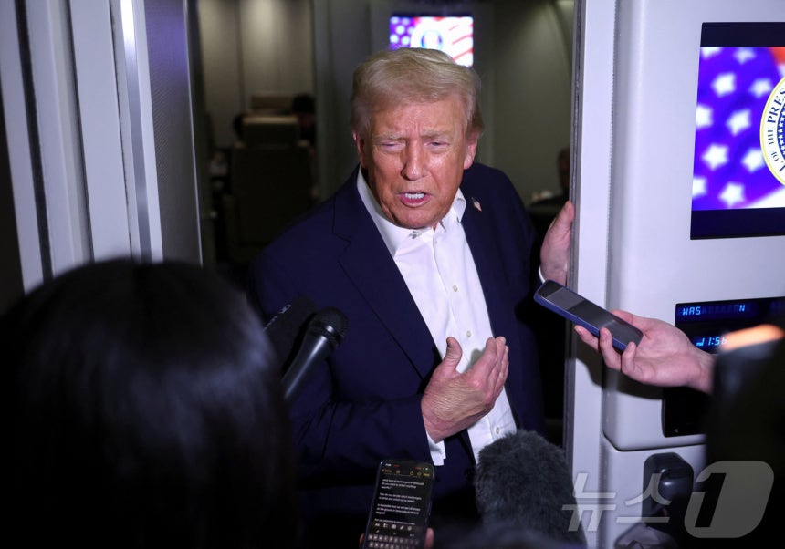 도널드 트럼프 미국 대통령이 24일(현지시간) 아시아 순방을 위해 앤드루스 합동기지에서 출발한 에어포스원(미 대통령 전용기)에서 기자들의 질문에 답하고 있다. ⓒ 로이터=뉴스1 ⓒ