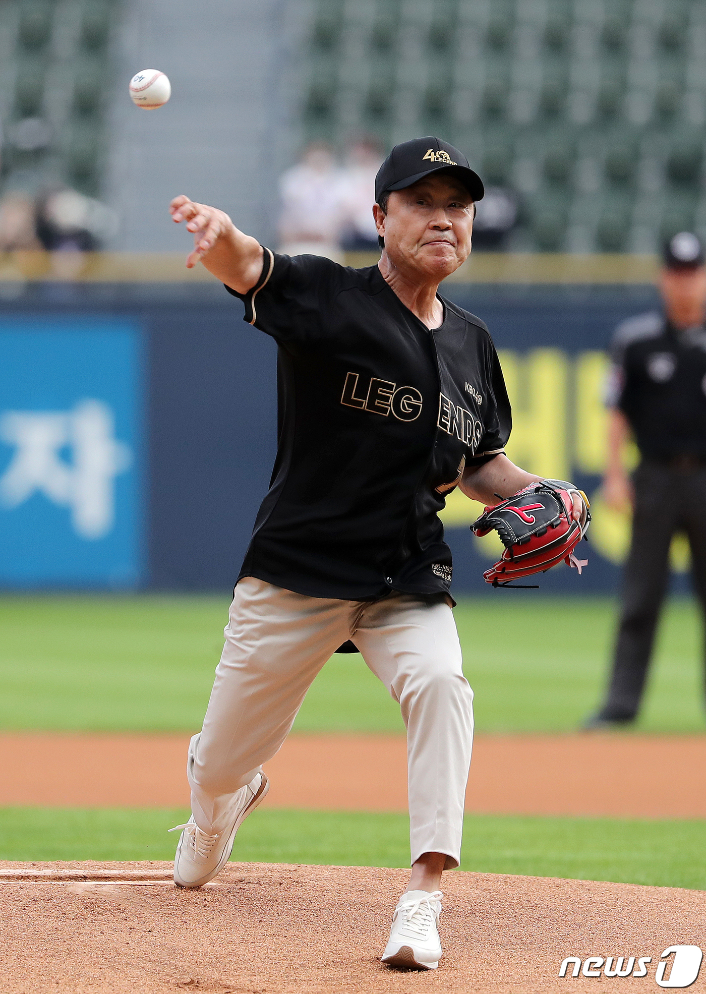 <b>김재박</b> 전 LG 감독, LG-한화 2025 <b>한국시리즈</b> 1차전 <b>시구</b>