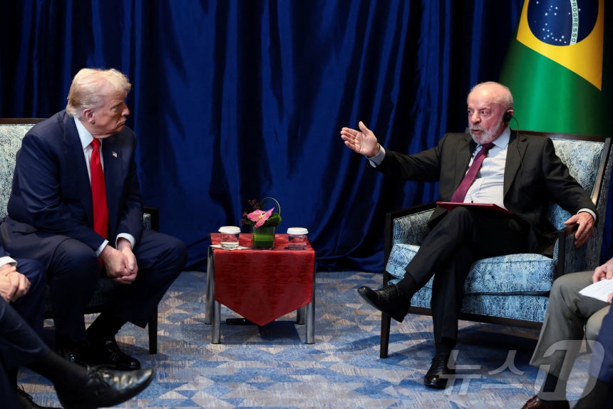 말레이시아 쿠알라룸푸르에서 열린 제47차 동남아시아국가연합(ASEAN아세안) 정상회의 참석을 계기로 26일 도널드 트럼프 미국 대통령(사진 좌측)과 루이스 이나시우 룰라 다시우바 