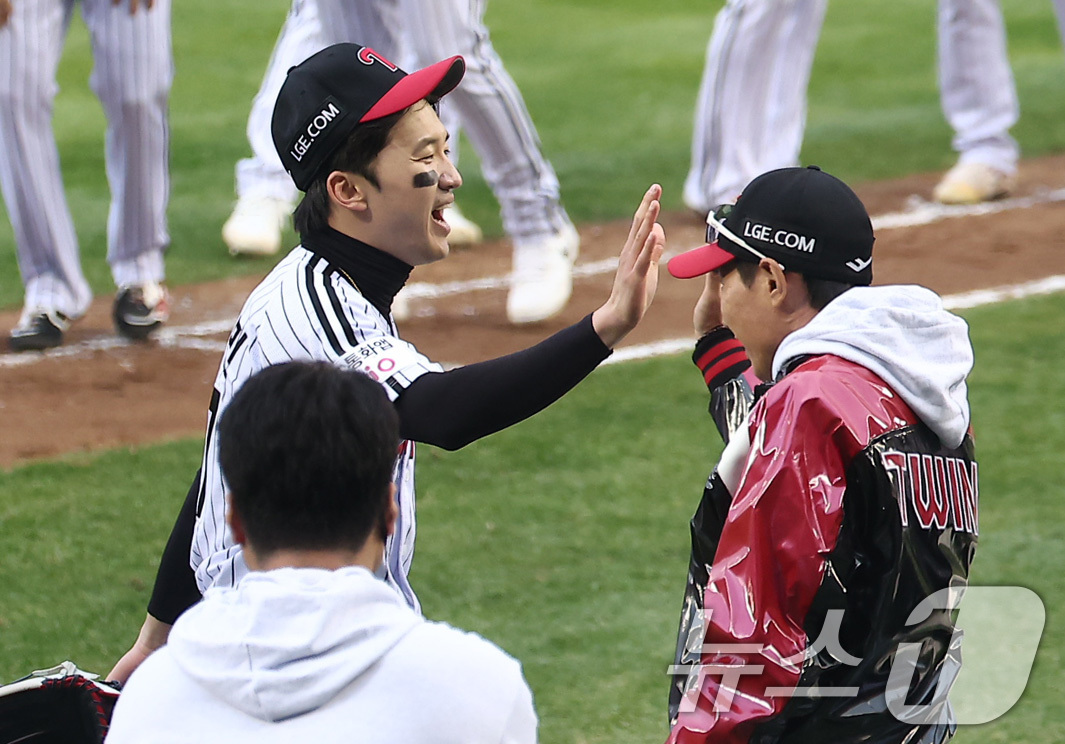 '승장' 염경엽 LG 감독 "<b>박해민</b>의 깜짝 홈런이 결정타"[KS1]