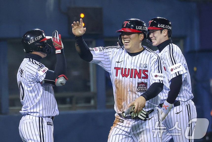 27일 서울 잠실야구장에서 열린 프로야구 2025 신한 SOL뱅크 KBO 포스트시즌 한국시리즈 2차전 한화 이글스와 LG 트윈스의 경기, LG 김현수와 홍창기가 4회말 2사 만루 