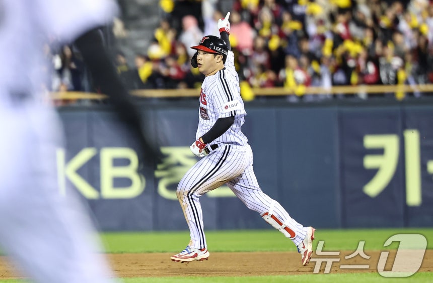 27일 서울 송파구 잠실야구장에서 열린 프로야구 2025 신한 SOL뱅크 KBO 포스트시즌 한국시리즈 2차전 한화 이글스와 LG 트윈스의 경기, 4회말 2사 만루 상황에서 LG 문
