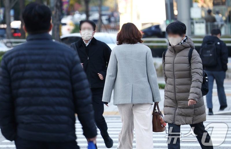 오전까지 <b>초겨울 추위</b>…낮엔 평년 기온 <b>회복</b>[내일날씨]