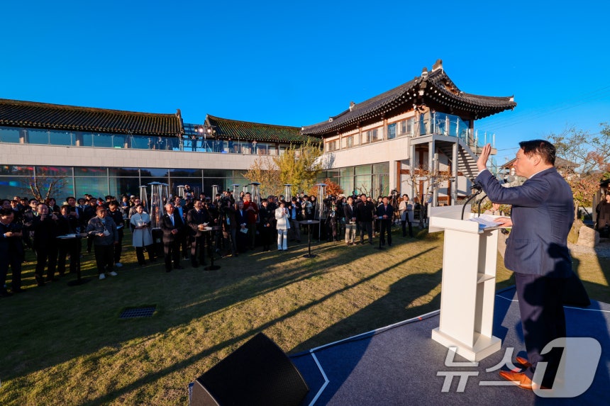 최태원 SK그룹 겸 대한상공회의소 회장이 28일 경상북도 경주시 사정동 플레이스C 갤러리에서 열린 ‘APEC CEO SUMMIT 2025, 배우자 미술전시 오프닝’에서 축사를 하고