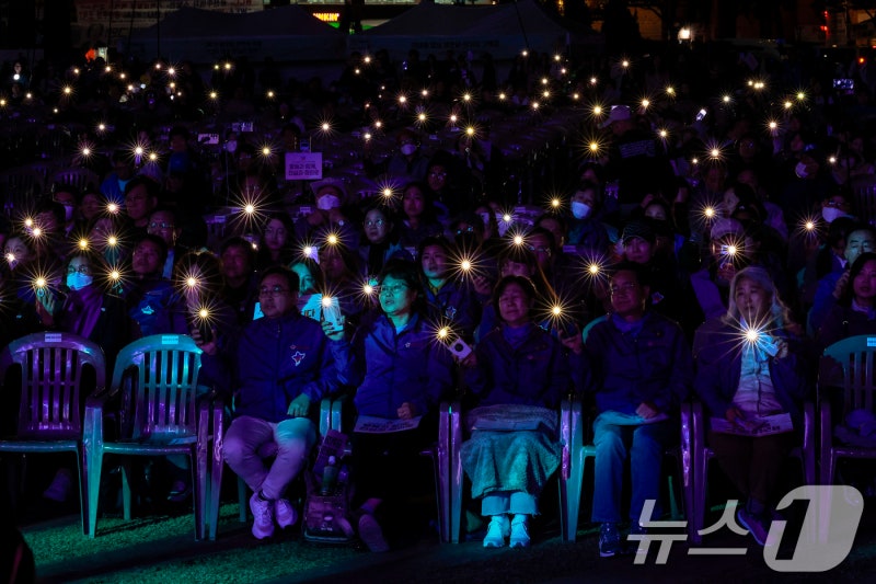 <b>이태원 참사 3주기</b>…도심 곳곳에 보랏빛 추모 물결