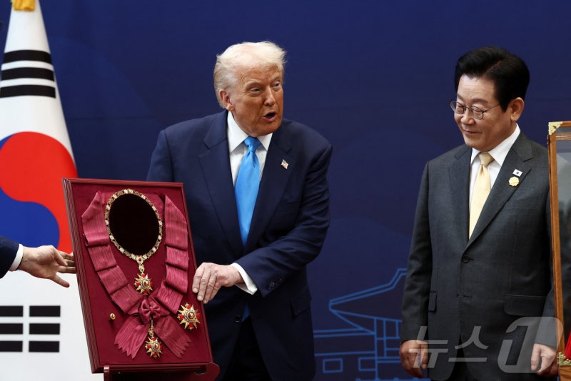 李대통령, 무궁화대<b>훈장</b>·<b>금관</b>모형 전달…<b>트럼프</b> "당장 착용하고 싶어"