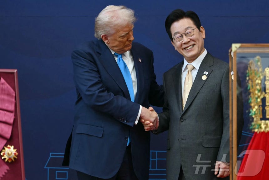 이재명 대통령이 29일 경북 경주박물관에서 열린 한미 공식 환영식에서 도널드 트럼프 미국 대통령에게 무궁화 대훈장을 수여한 후 악수를 하고 있다. 2025.10.29 ⓒ AFP=뉴