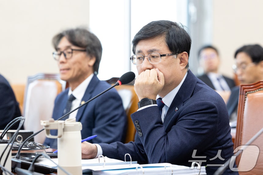 김성환 기후에너지환경부 장관이 29일 서울 여의도 국회에서 열린 기후에너지환경노동위원회 기후에너지환경부 등에 대한 국정감사에 출석해 의원 질의를 듣고 있다. 2025.10.29/뉴