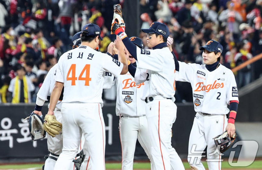 29일 대전 한화생명볼파크에서 열린 프로야구 2025 신한 SOL뱅크 KBO 포스트시즌 한국시리즈 3차전 LG 트윈스와 한화 이글스의 경기, 한화 선수들이 7대3 승리 후 기쁨을 