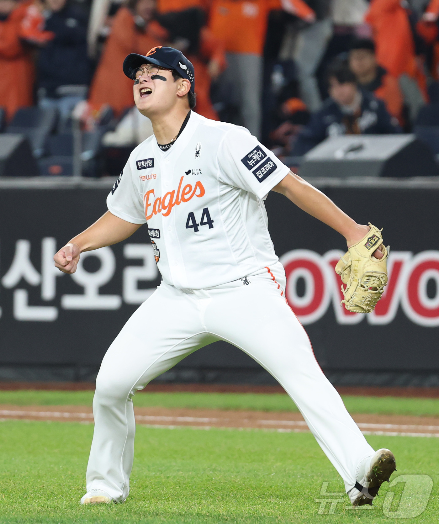 지옥과 천당 오간 <b>한화 김서현</b>, 폭투 실점 후 구원승 기사회생 [KS3]