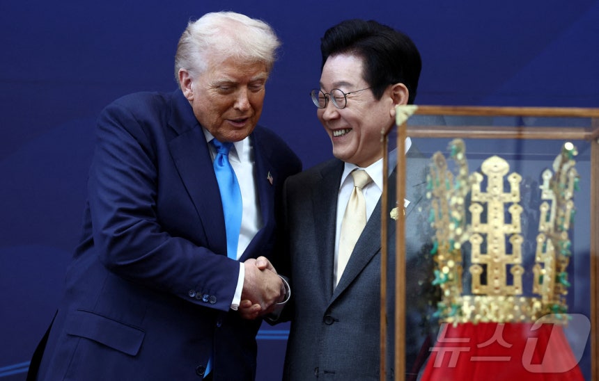 이재명 대통령이 29일 국빈 방문한 도널드 트럼프 미국 대통령에게 정부 최고 훈장인 '무궁화 대훈장'을 수여하고, 신라 '천마총 금관 모형'을 선물했다.. 2025.10.29 ⓒ 