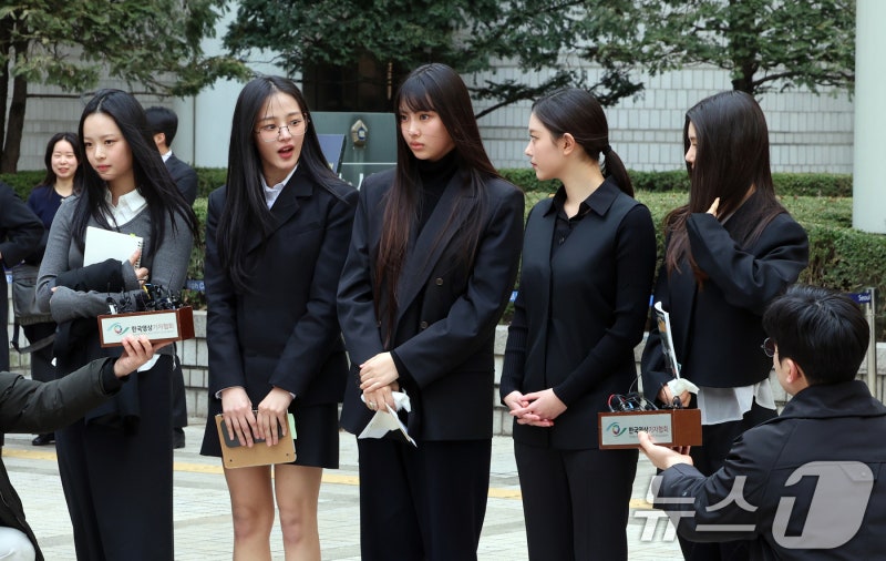 <b>뉴진스</b>, 어도어 <b>전속계약 소송</b> 1심 패소…"<b>계약</b> 유효"(2보)