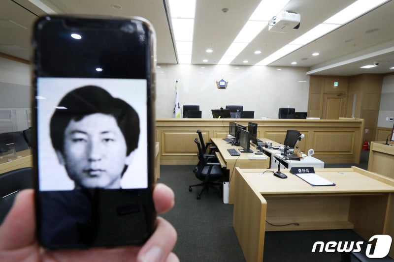 '이춘재 연쇄살인 누명' 故<b>윤동일씨</b>, 재심서 '<b>무죄</b>' <b>선고</b> (상보)